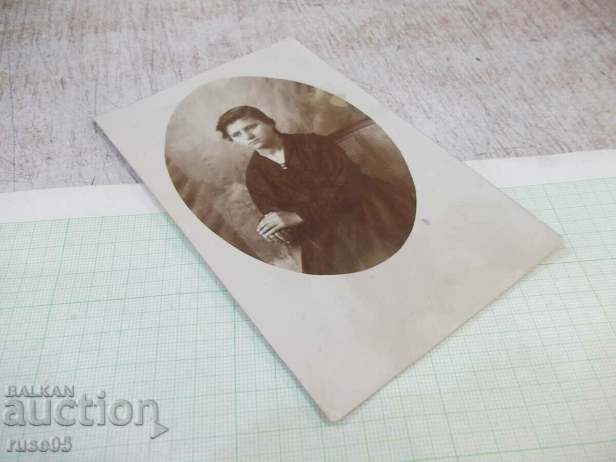 Δημοπρασία Φωτογραφία παλιά ανάμνηση μιας γυναίκας που κάθεται σε μια καρέκλα Δημοπρασία Φωτογραφία παλιά ανάμνηση μιας γυναίκας που κάθεται σε μια καρέκλα