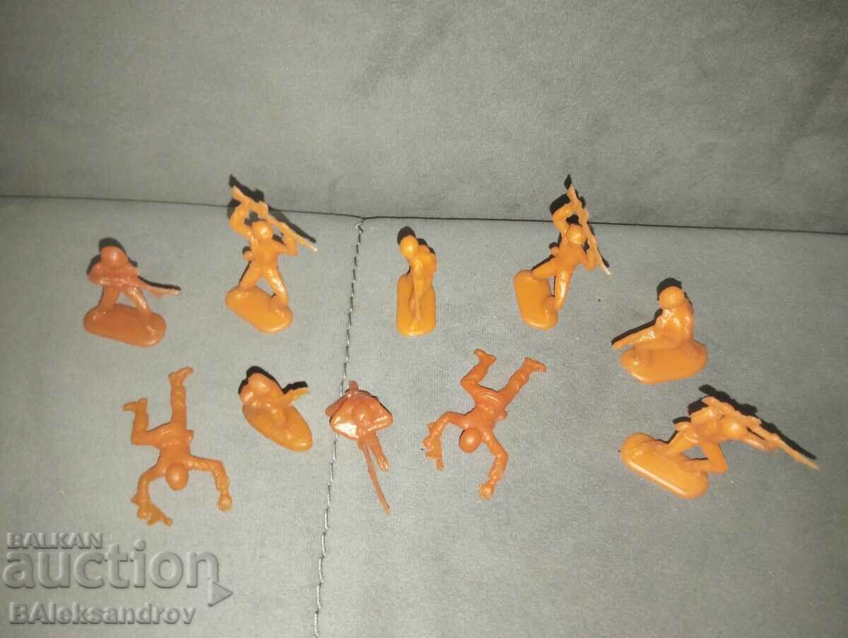 Delivery of Lot of old figures soldiers orange
