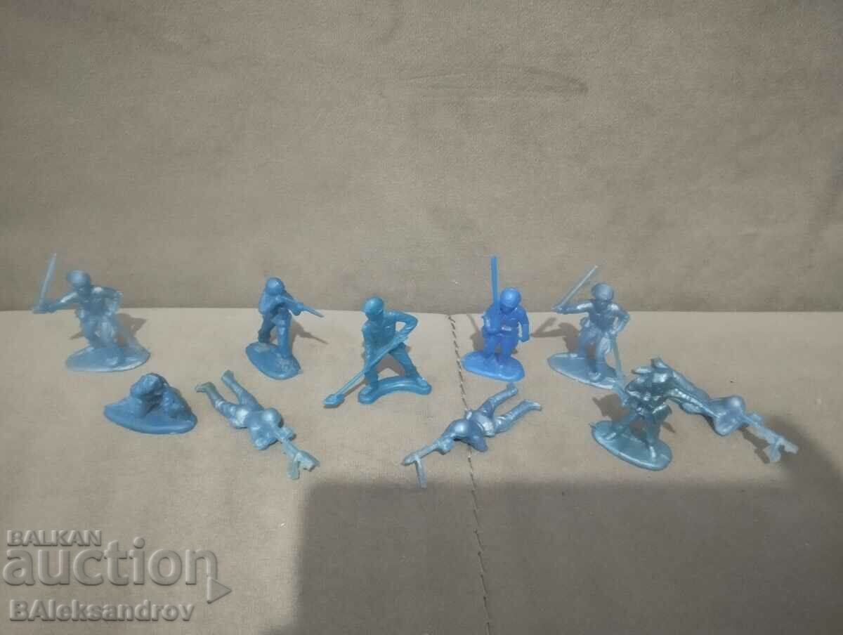 Lot of old figures soldiers blue with price 15.00 BGN | € 7.67