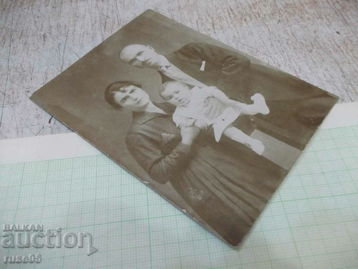 Auction Old photo of a family with their child Auction Old photo of a family with their child