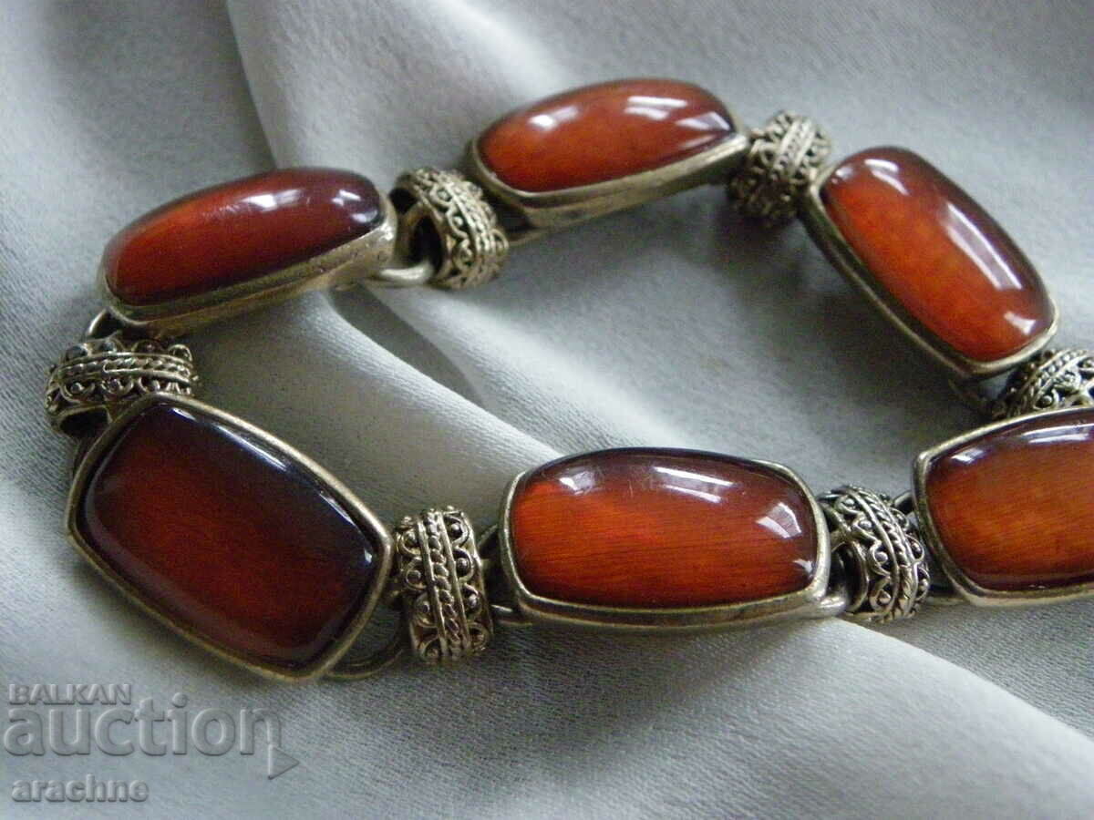 A beautiful old bracelet with price 50.00 BGN | € 25.56 A beautiful old bracelet with price 50.00 BGN | € 25.56