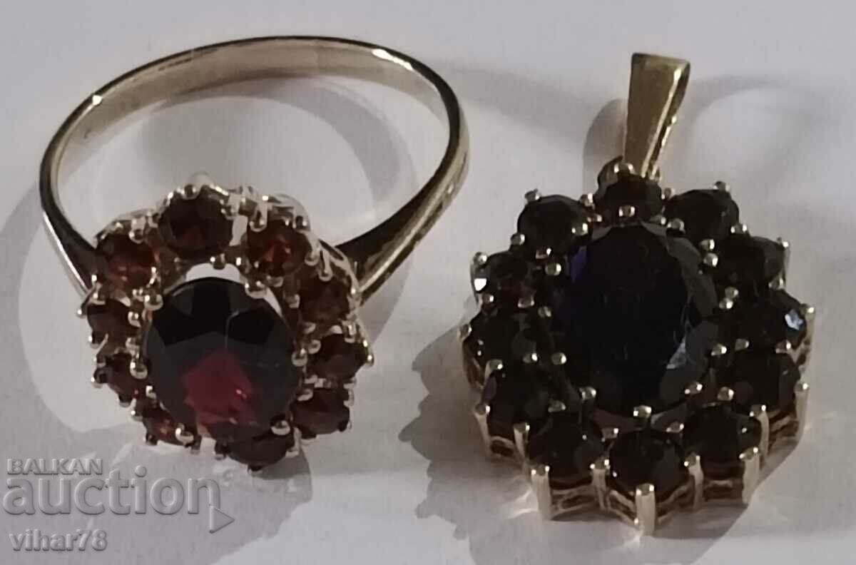 Delivery of Gold lot ring, pendant and earrings - 8 carats - 333 with garnets Delivery of Gold lot ring, pendant and earrings - 8 carats - 333 with garnets
