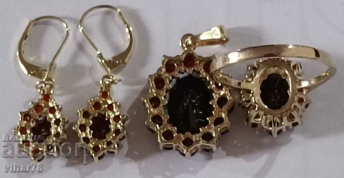 Gold lot ring, pendant and earrings - 8 carats - 333 with garnets - 7 Gold lot ring, pendant and earrings - 8 carats - 333 with garnets - 7