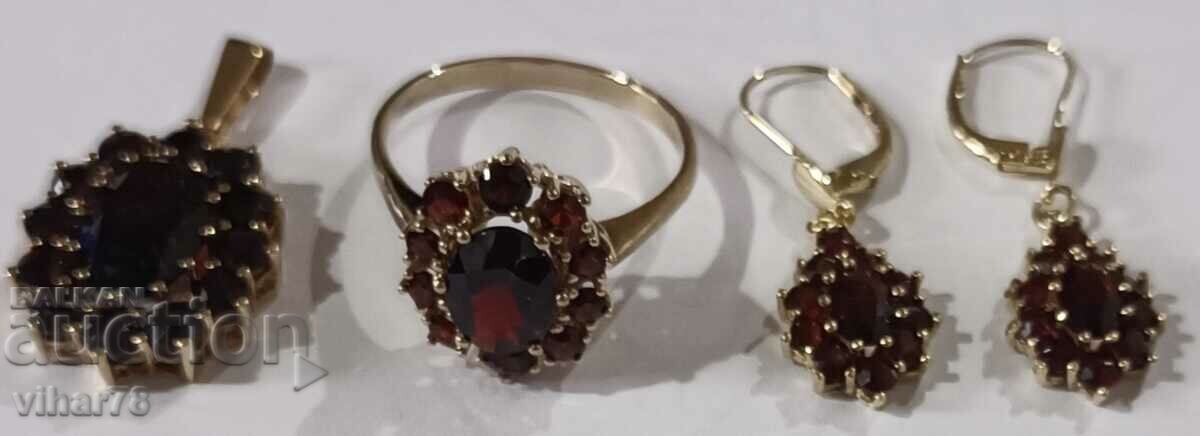 Gold lot ring, pendant and earrings - 8 carats - 333 with garnets Gold lot ring, pendant and earrings - 8 carats - 333 with garnets