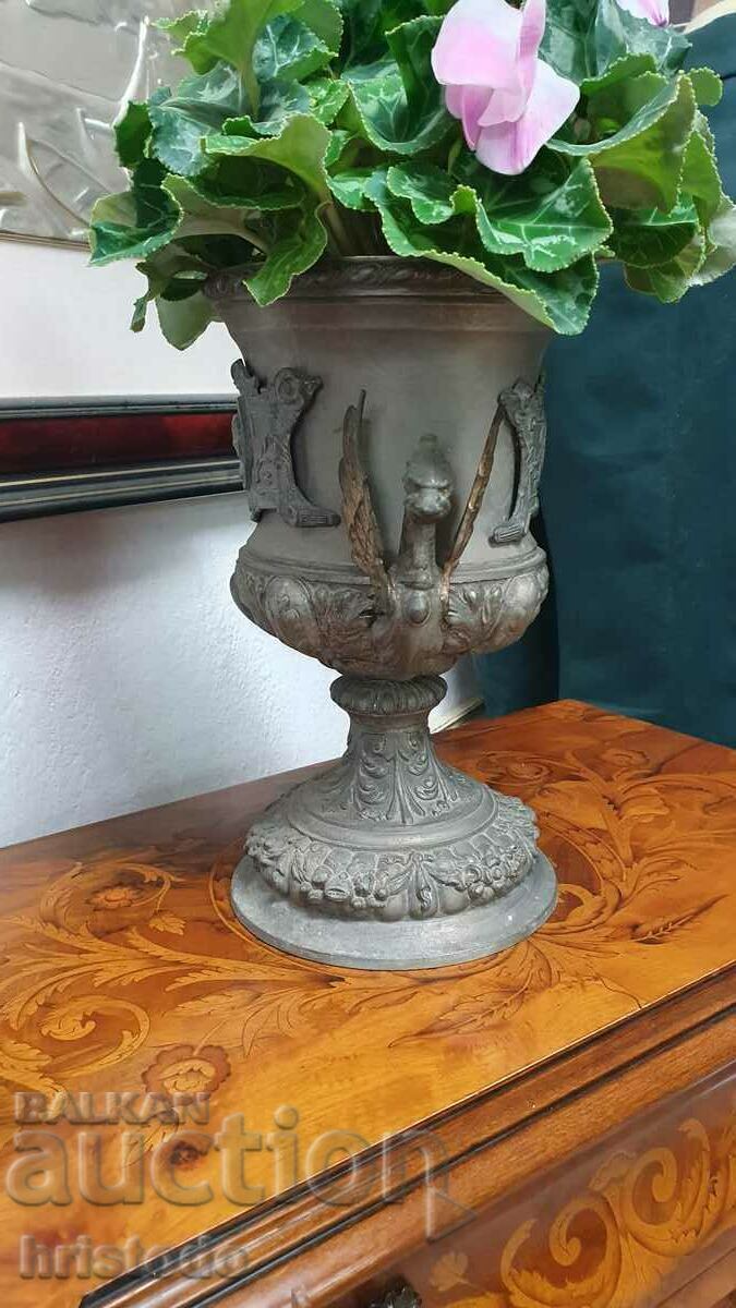 Auction Old metal flower pot, flower pot Auction Old metal flower pot, flower pot