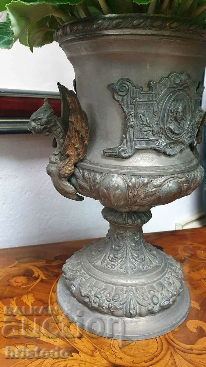 Delivery of Old metal flower pot, flower pot Delivery of Old metal flower pot, flower pot