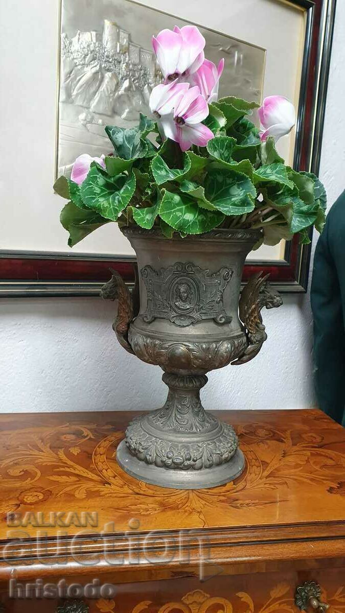 Old metal flower pot, flower pot Old metal flower pot, flower pot