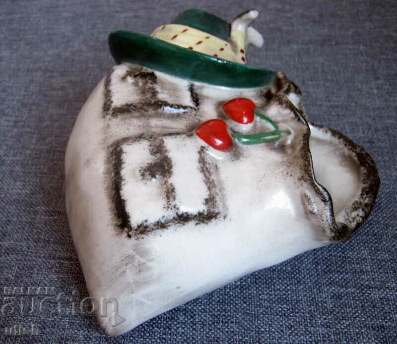 Antique wall mounted porcelain flower vase with price 30.00 BGN | € 15.34 Antique wall mounted porcelain flower vase with price 30.00 BGN | € 15.34