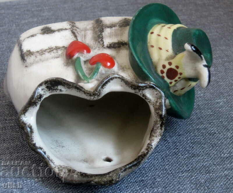 Delivery of Antique wall mounted porcelain flower vase Delivery of Antique wall mounted porcelain flower vase