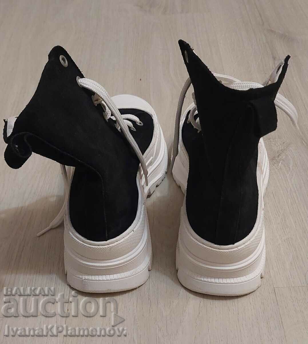 Auction Women's sports shoes sneakers new Auction Women's sports shoes sneakers new