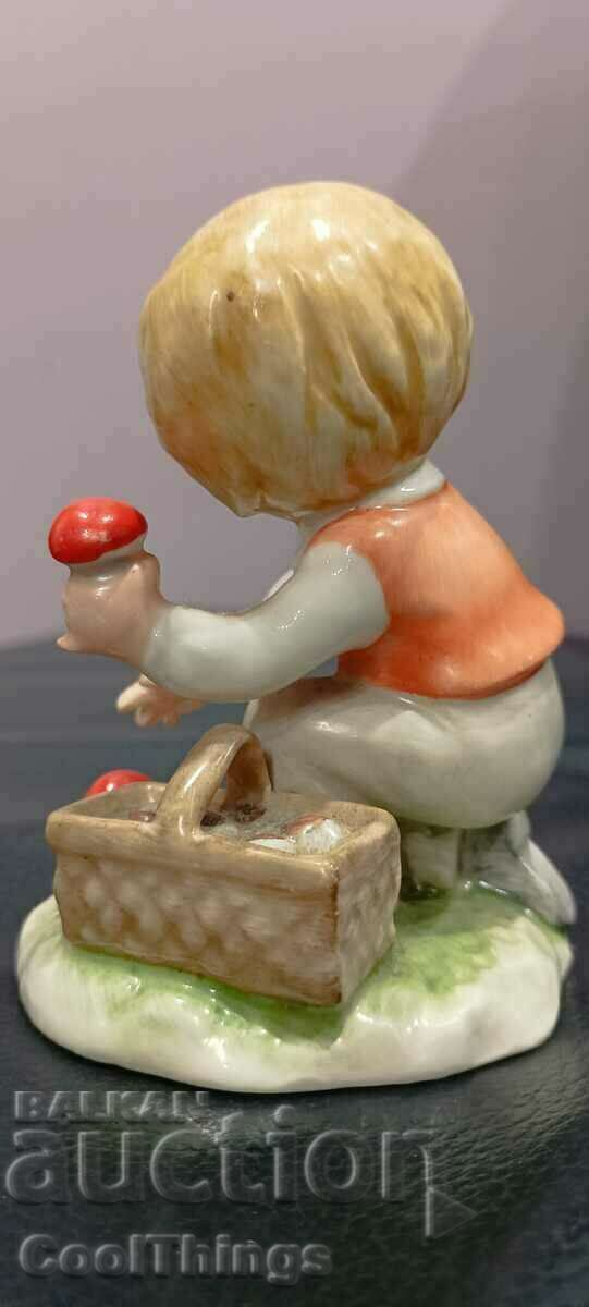Auction Goebel 1978 Marked Porcelain Figure Auction Goebel 1978 Marked Porcelain Figure