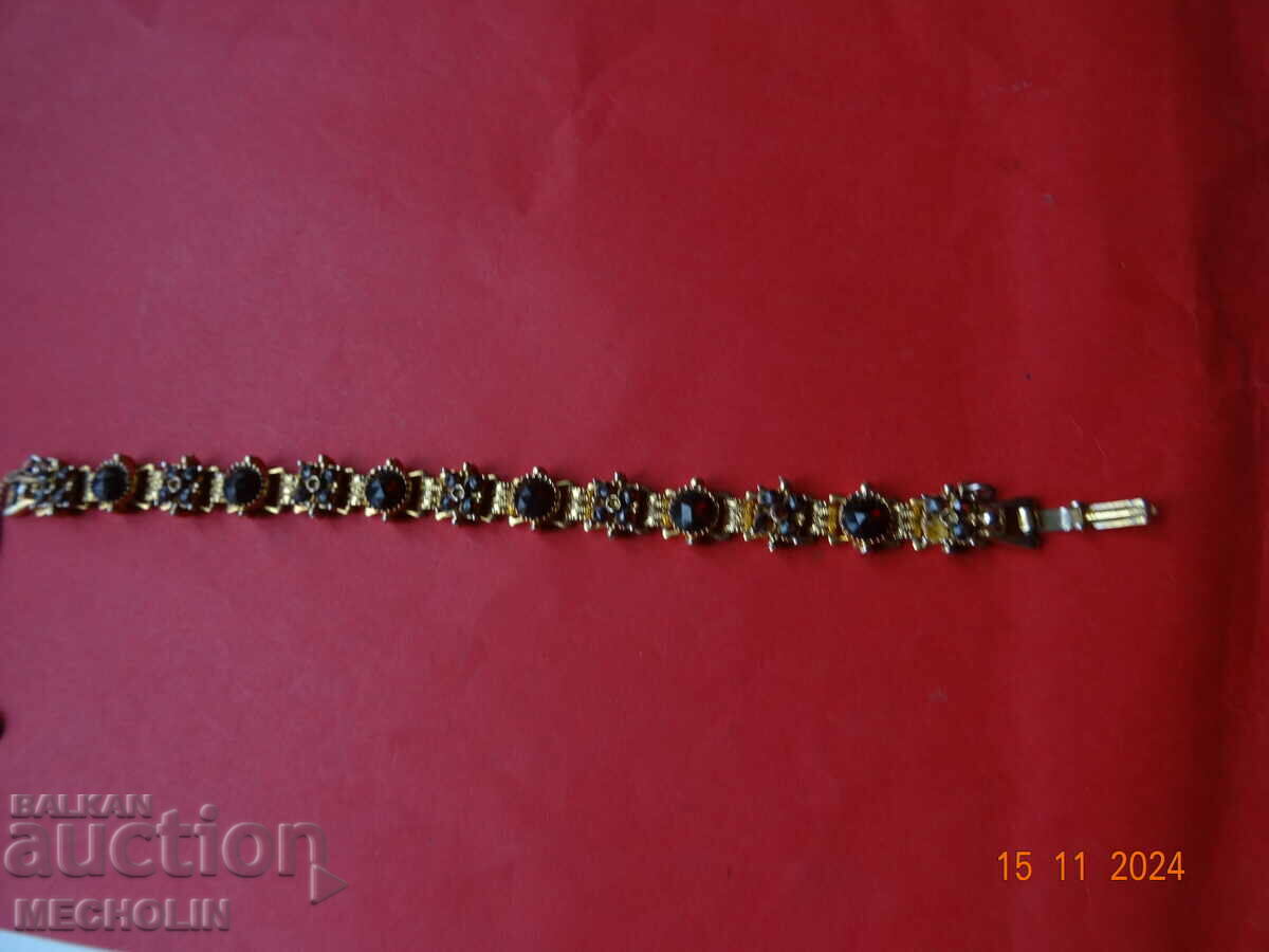 BRATARA FRUMOASA pietre rosii cu preț 30.00 BGN | € 15.34 BRATARA FRUMOASA pietre rosii cu preț 30.00 BGN | € 15.34