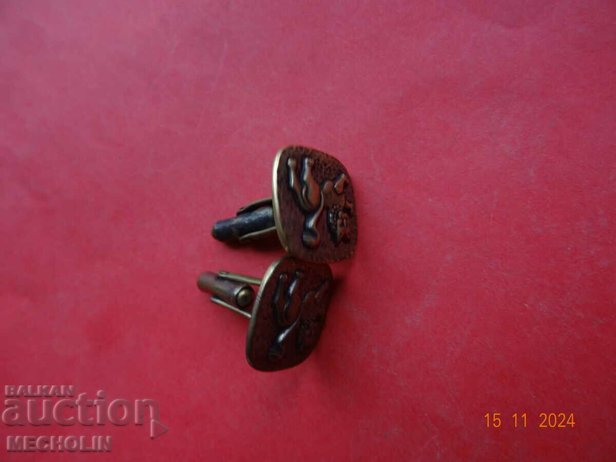 Livrarea Butoni vechi bulgară pentru butoni pentru cămașă