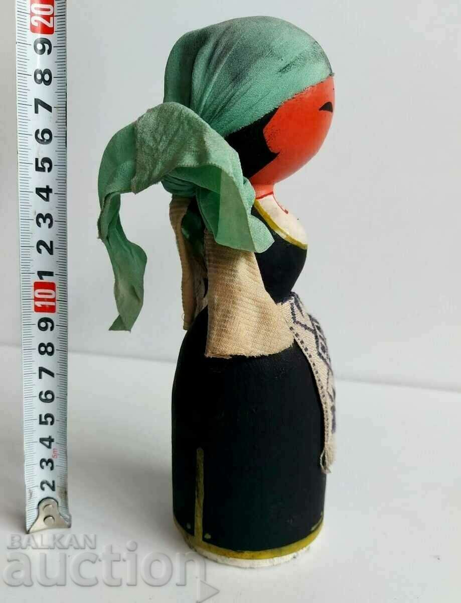 .ФИГУРКА СУВЕНИР НОСИЯ ЕТНО ЕТНОГРАФСКА СОЦ НРБ с цена 5.00 лв. | € 2.56 .ФИГУРКА СУВЕНИР НОСИЯ ЕТНО ЕТНОГРАФСКА СОЦ НРБ с цена 5.00 лв. | € 2.56