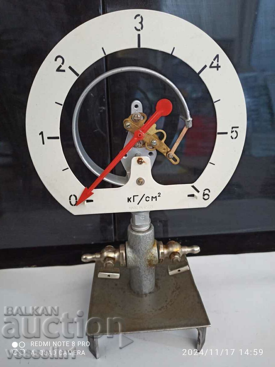 Old teaching mockup in physics manometer demonstration new