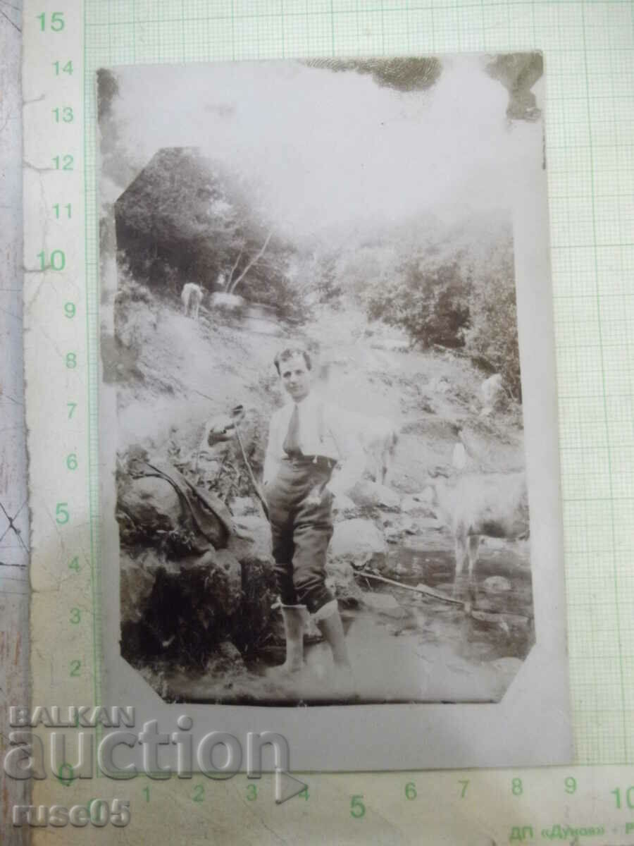 Fotografie veche a unui tânăr în jur cu Pisanets