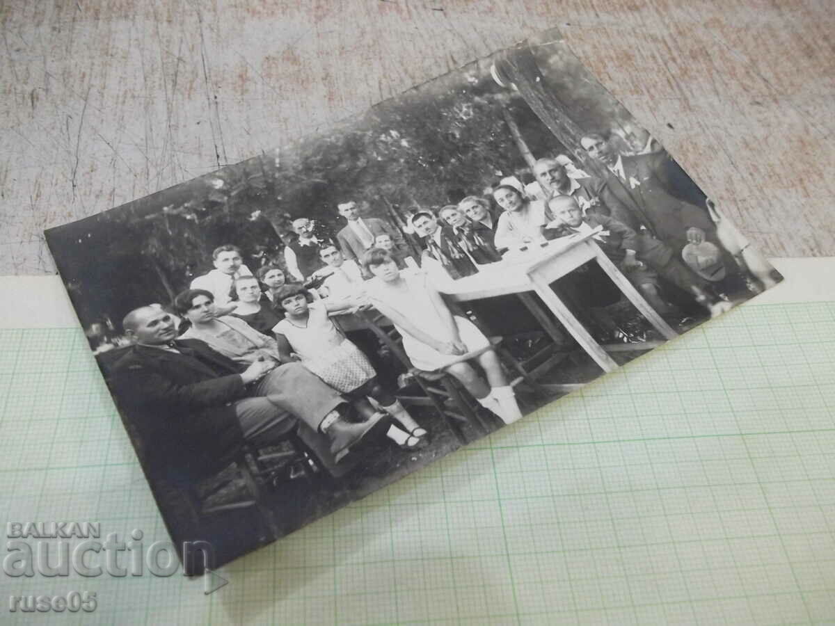 Δημοπρασία Παλιά φωτογραφία ανθρώπων που γιορτάζουν σε ένα τραπέζι Δημοπρασία Παλιά φωτογραφία ανθρώπων που γιορτάζουν σε ένα τραπέζι