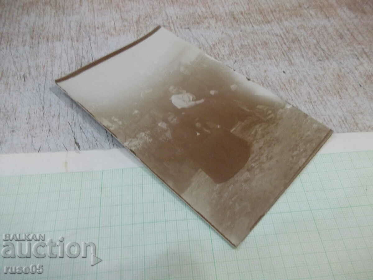 Аукцион Снимка стара на две жени и мъж пред оградата Аукцион Снимка стара на две жени и мъж пред оградата