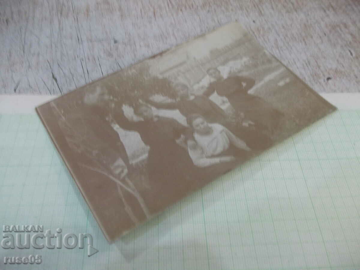 Auction Old photo of a group of one man and four women Auction Old photo of a group of one man and four women