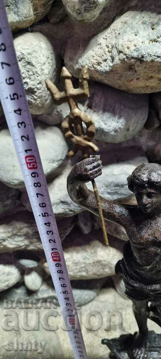 Стара метална скулптура.  Фигура с цена € 130.00 | 254.26 лв.