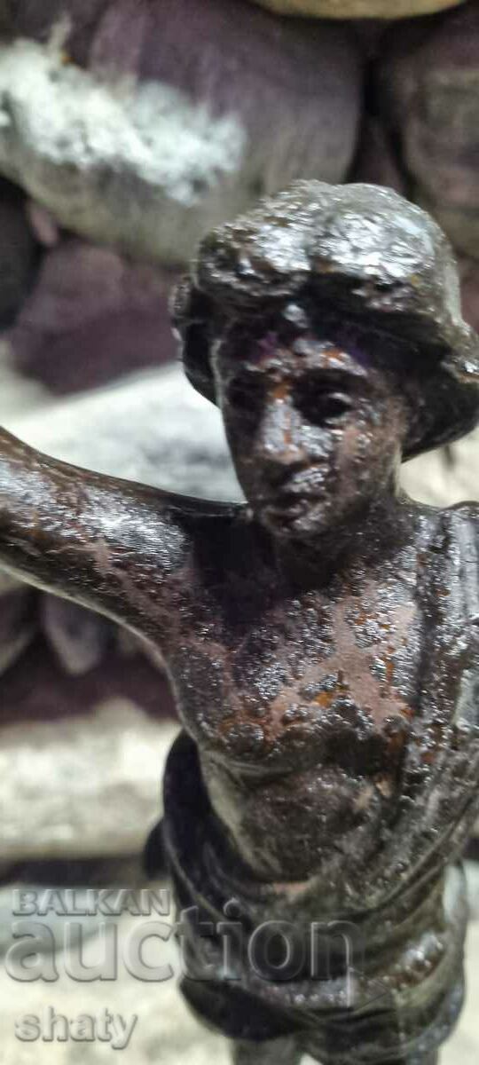 Delivery of Old metal sculpture. Figure Delivery of Old metal sculpture. Figure