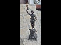 Sculptură veche din metal. Figura