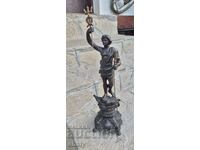 Sculptură veche din metal. Figura