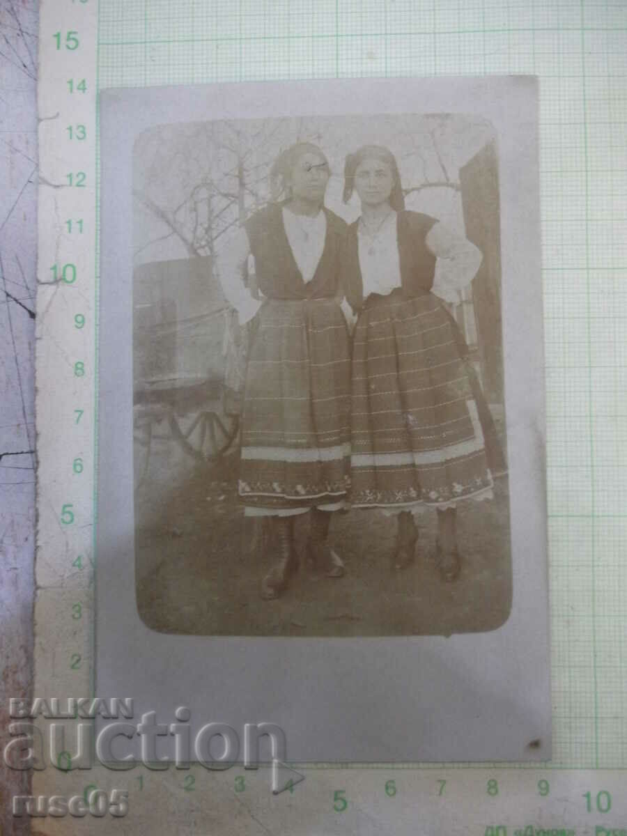 Fotografie veche cu două femei în costume lângă cărucior - 1