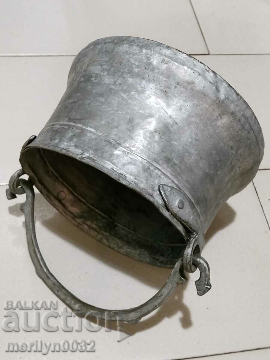 Auction Old copper kettle, copper, cauldron, cauldron, copper vessel Auction Old copper kettle, copper, cauldron, cauldron, copper vessel