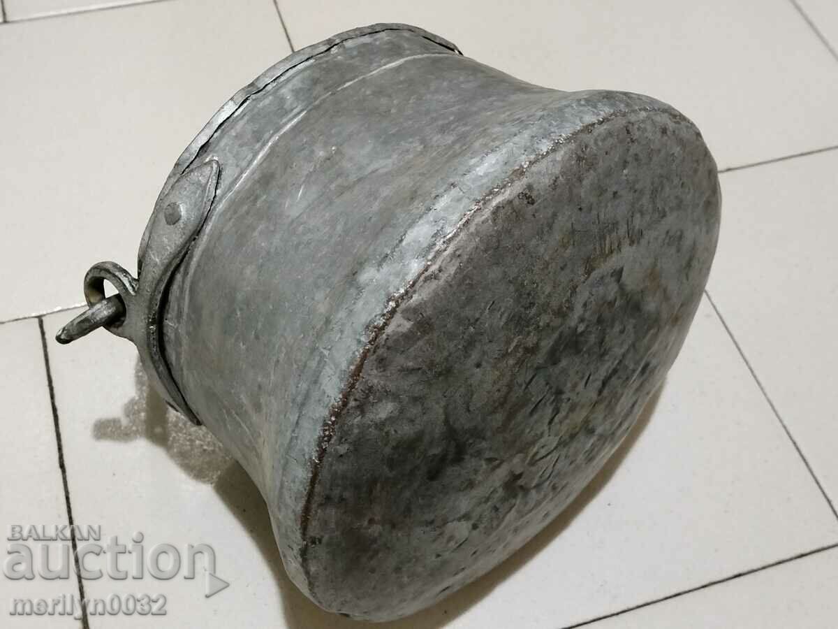 Delivery of Old copper kettle, copper, cauldron, cauldron, copper vessel Delivery of Old copper kettle, copper, cauldron, cauldron, copper vessel
