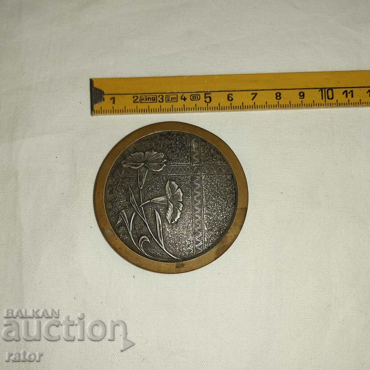 Old bronze powder case with price 20.00 BGN | € 10.23 Old bronze powder case with price 20.00 BGN | € 10.23