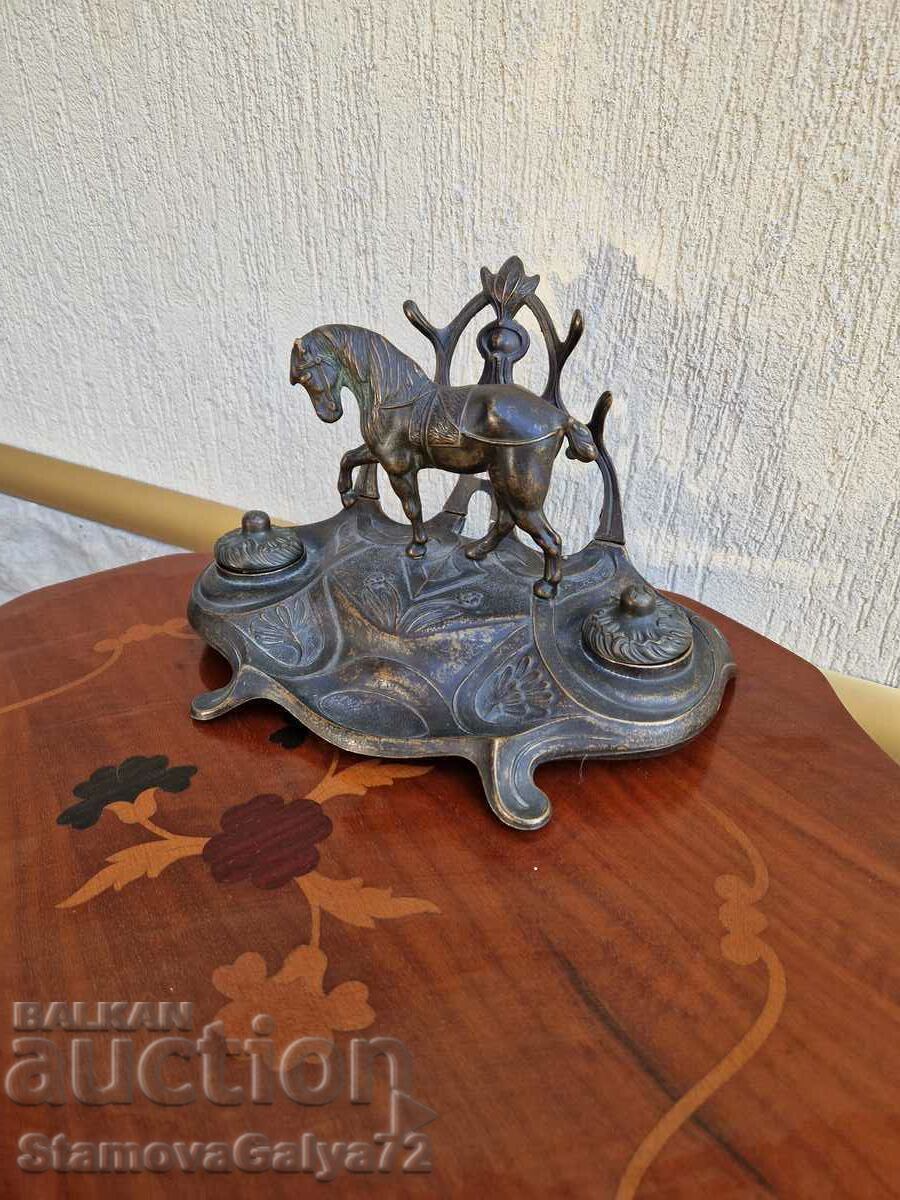 Аукцион Уникална антикварна бронзова мастилница Аукцион Уникална антикварна бронзова мастилница