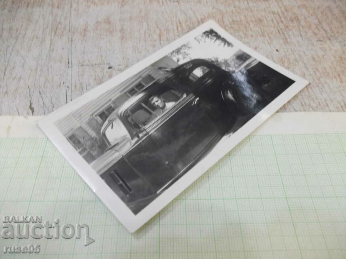 Δημοπρασία Παλιά φωτογραφία ενός άνδρα μπροστά από ένα σπίτι σε ένα αυτοκίνητο - 1 Δημοπρασία Παλιά φωτογραφία ενός άνδρα μπροστά από ένα σπίτι σε ένα αυτοκίνητο - 1