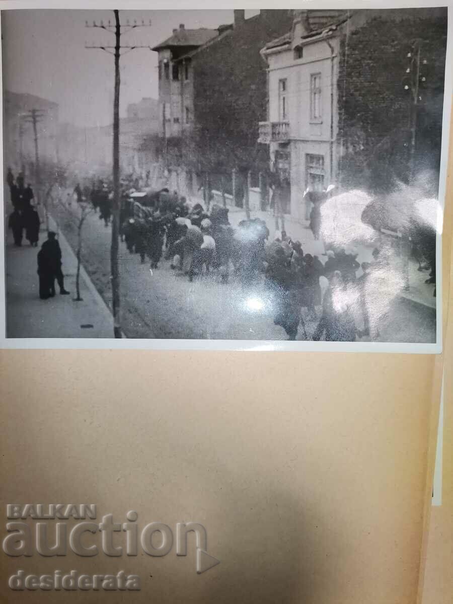 Φάκελος με παλιές φωτογραφίες (αντίγραφο) από την έξοδο των Εβραίων. με τιμή 500.00 BGN | € 255.65 Φάκελος με παλιές φωτογραφίες (αντίγραφο) από την έξοδο των Εβραίων. με τιμή 500.00 BGN | € 255.65