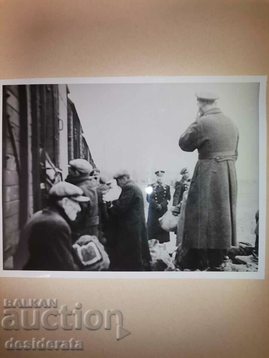 Δημοπρασία Φάκελος με παλιές φωτογραφίες (αντίγραφο) από την έξοδο των Εβραίων. Δημοπρασία Φάκελος με παλιές φωτογραφίες (αντίγραφο) από την έξοδο των Εβραίων.