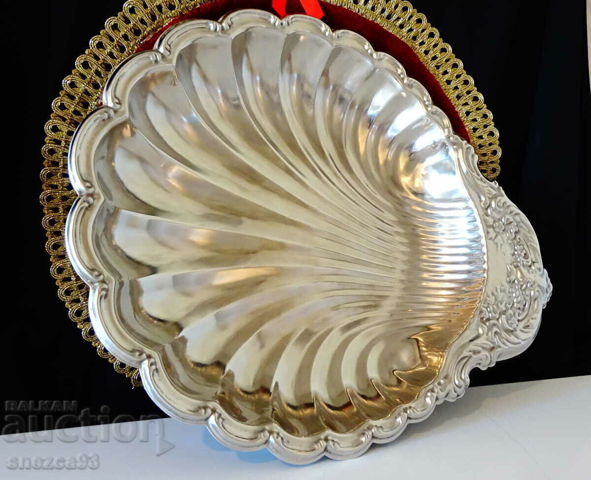 Посребрен съд за сервиране перлена мида,барок. Посребрен съд за сервиране перлена мида,барок.