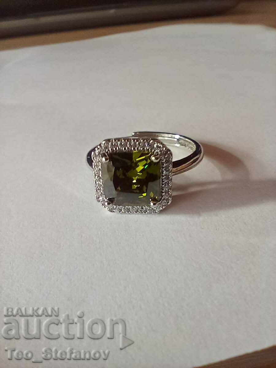 Elegant ring with green crystal