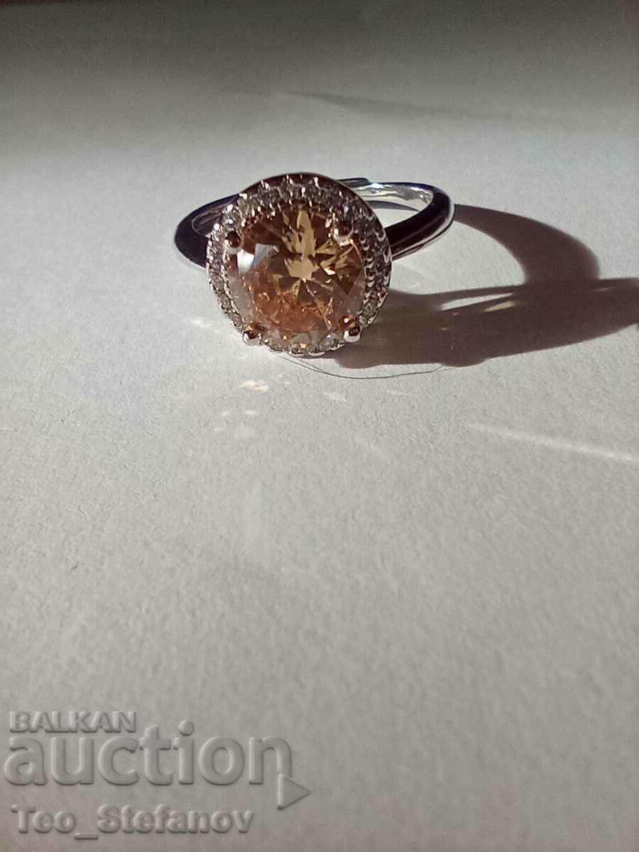 Elegant ring with crystals