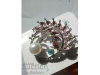 Pearl brooch