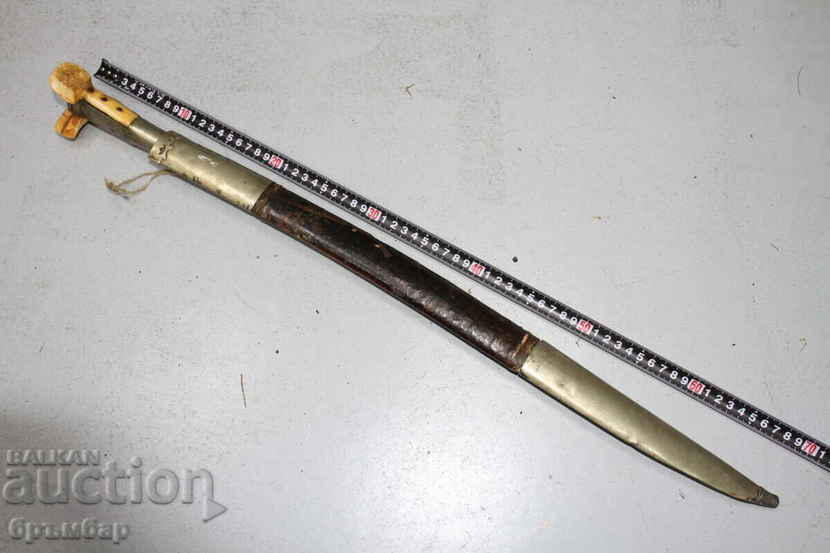 Османски турски балкански ятаган , акулак , бели чирени . с цена € 800.00 | 1564.66 лв. Османски турски балкански ятаган , акулак , бели чирени . с цена € 800.00 | 1564.66 лв.