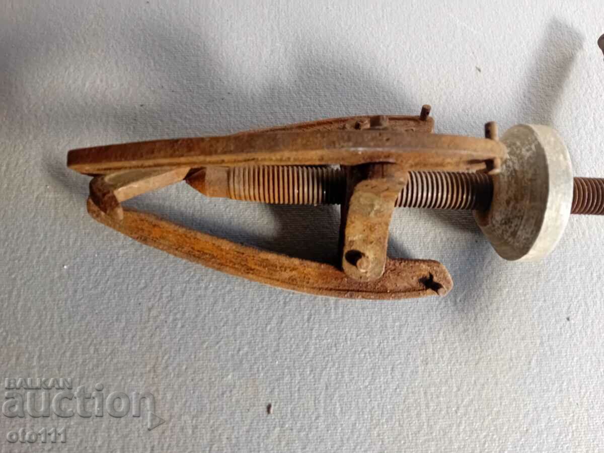 СТАРА СКОБА ЗА ЛАГЕРИ с цена 40.00 лв. | € 20.45 СТАРА СКОБА ЗА ЛАГЕРИ с цена 40.00 лв. | € 20.45