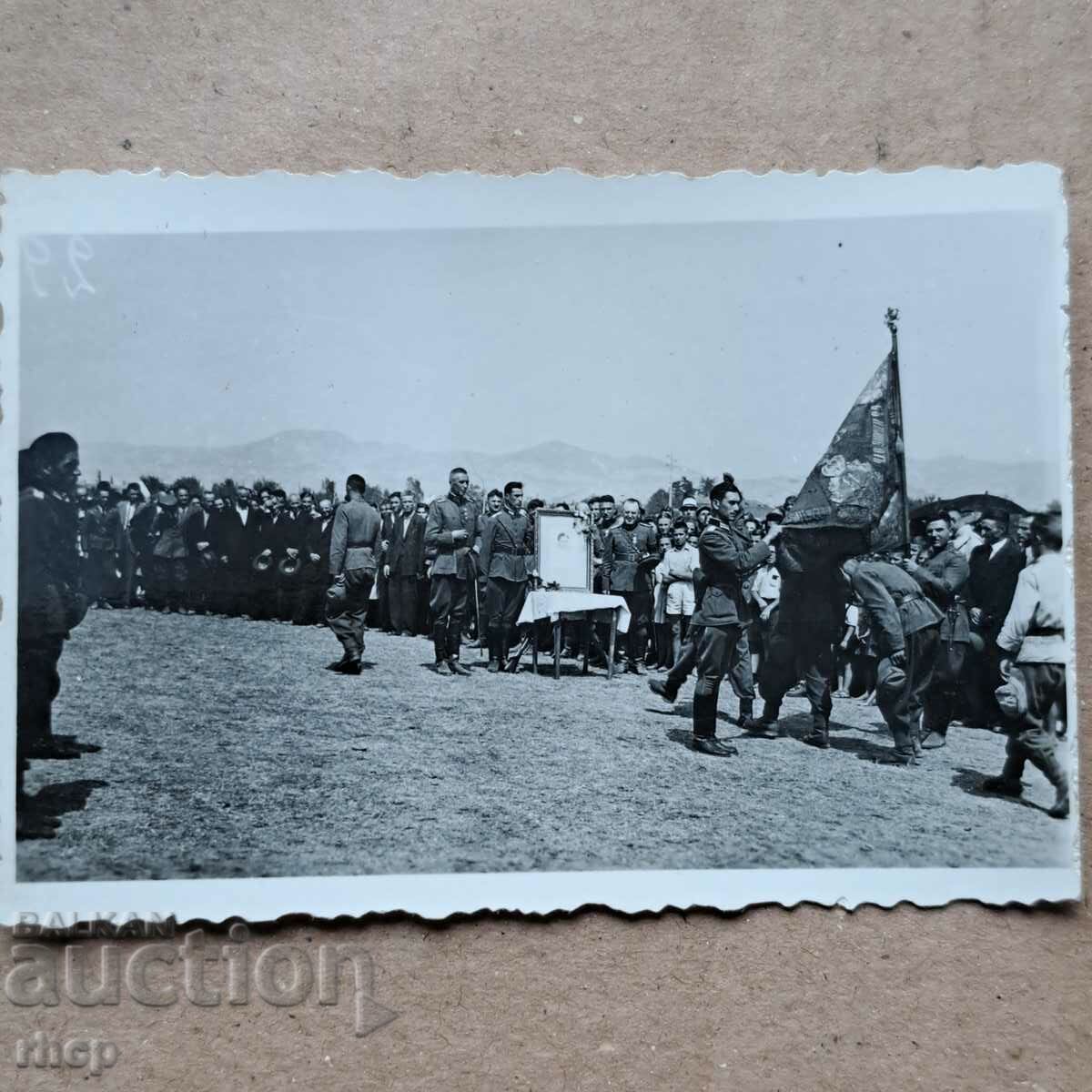 1943 όρκος στρατιώτη μπροστά από τη σημαία μάχης σε μια φωτογραφία συντάγματος