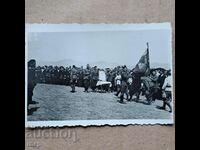 Jurământul de soldat din 1943 în fața drapelului de luptă pe o fotografie de regiment