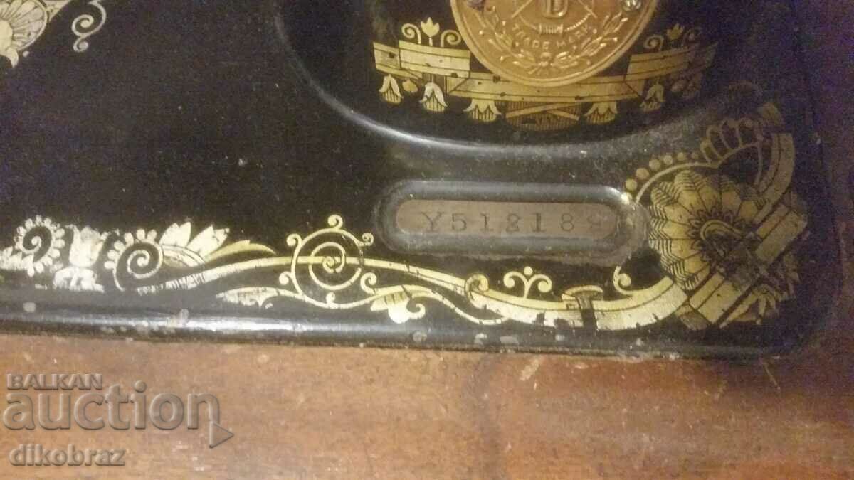 Delivery of SINGER sewing machine - foot - 1927 - working. Delivery of SINGER sewing machine - foot - 1927 - working.