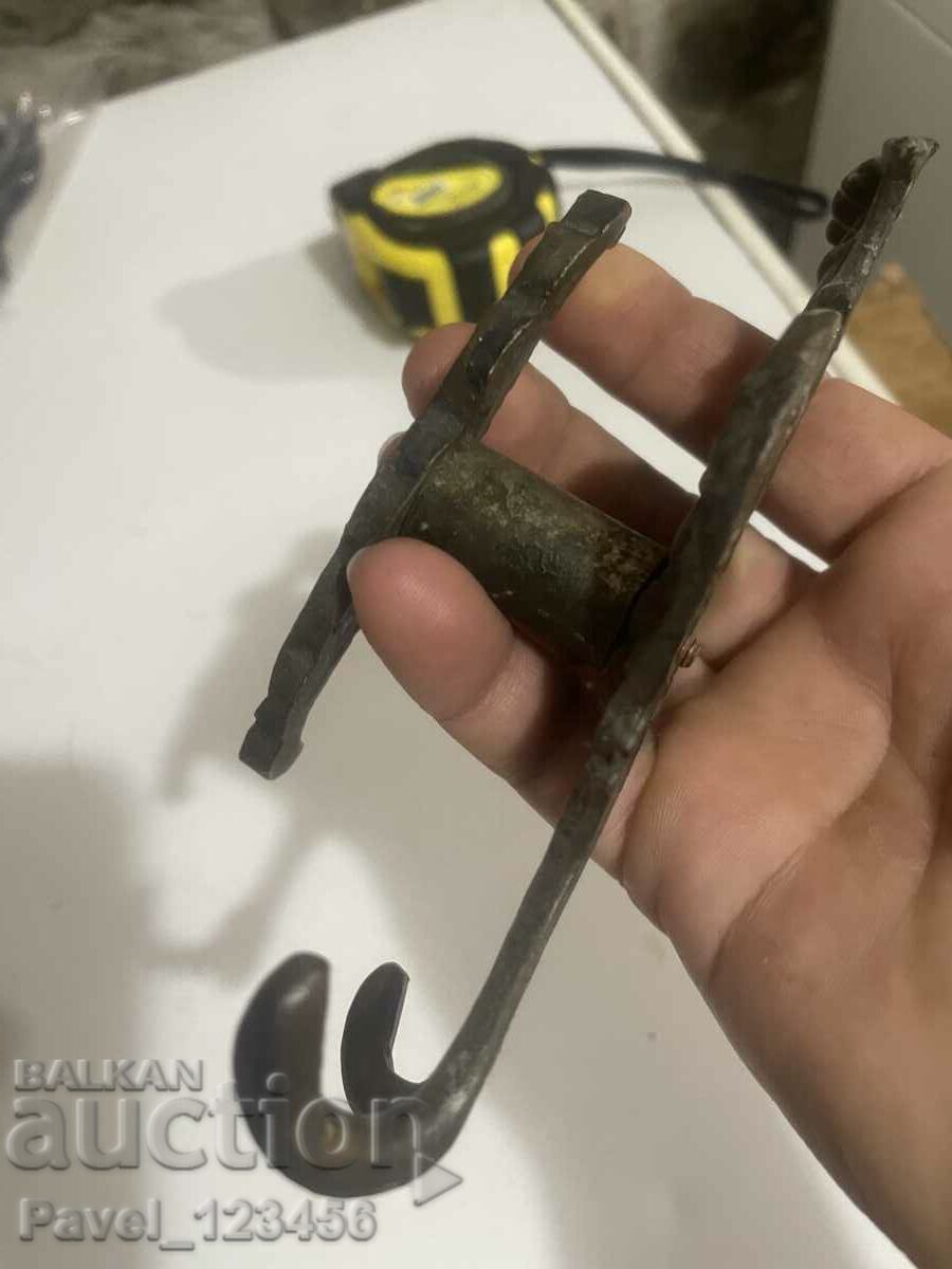 Umeraș din metal vechi cu preț 9.99 BGN | € 5.11 Umeraș din metal vechi cu preț 9.99 BGN | € 5.11