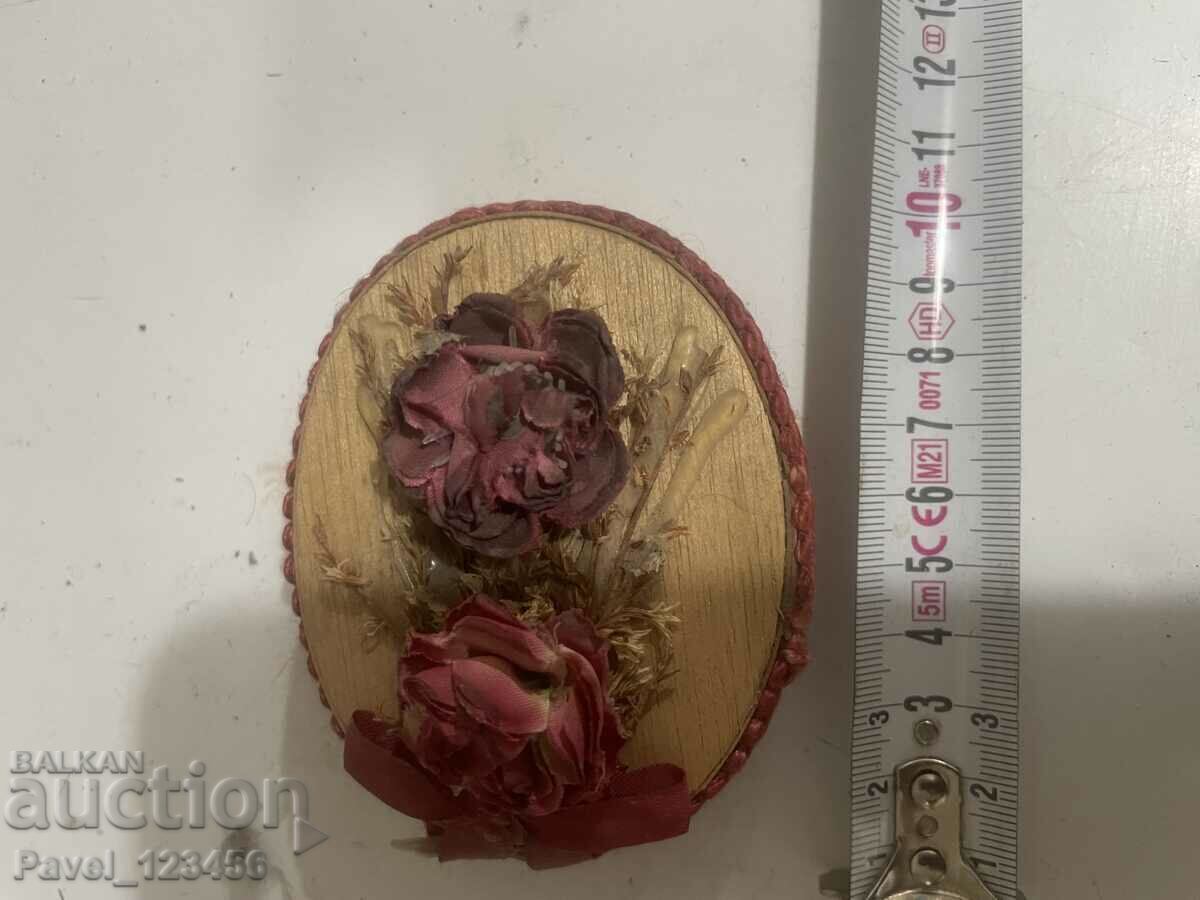 O cutie veche cu preț € 0.50 | 0.98 BGN