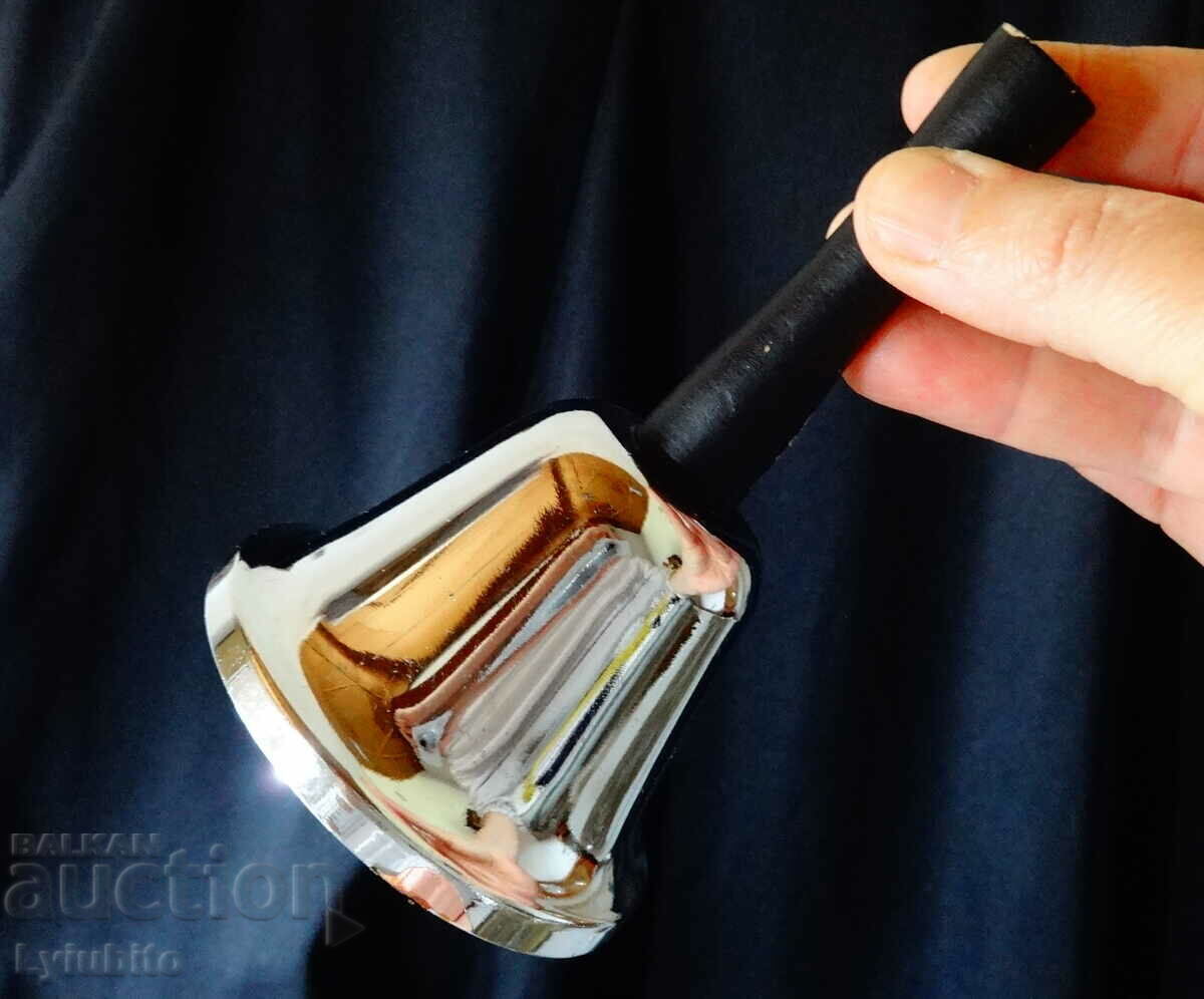 Посребрена камбана с дървена дръжка. Посребрена камбана с дървена дръжка.