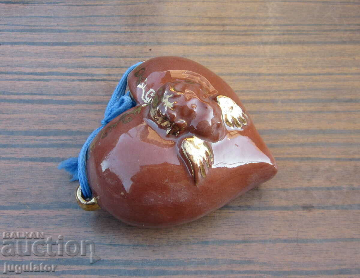 Delivery of vintage ceramic heart vase for dried flowers