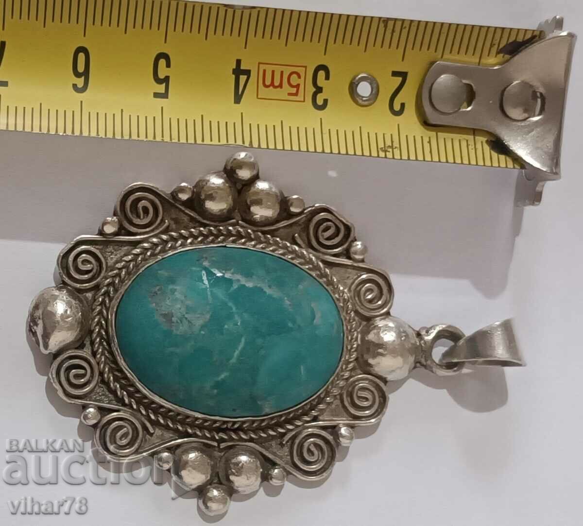 Аукцион Масивен сребърен медальон с тюркоаз Аукцион Масивен сребърен медальон с тюркоаз