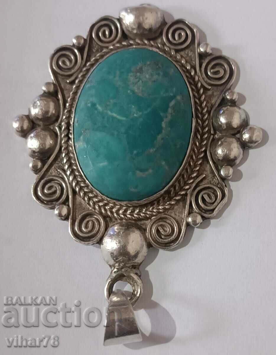 Доставка на Масивен сребърен медальон с тюркоаз Доставка на Масивен сребърен медальон с тюркоаз